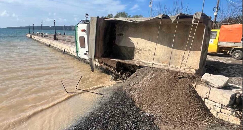 Καρβέλας για κατάρρευση τμήματος του μόλου Γιάλοβας: “Την αποκλειστική ευθύνη για το έργο είχε η Διεύθυνση Λιμενικών Έργων του Υπουργείου” GIALOBA FORTHGO 1