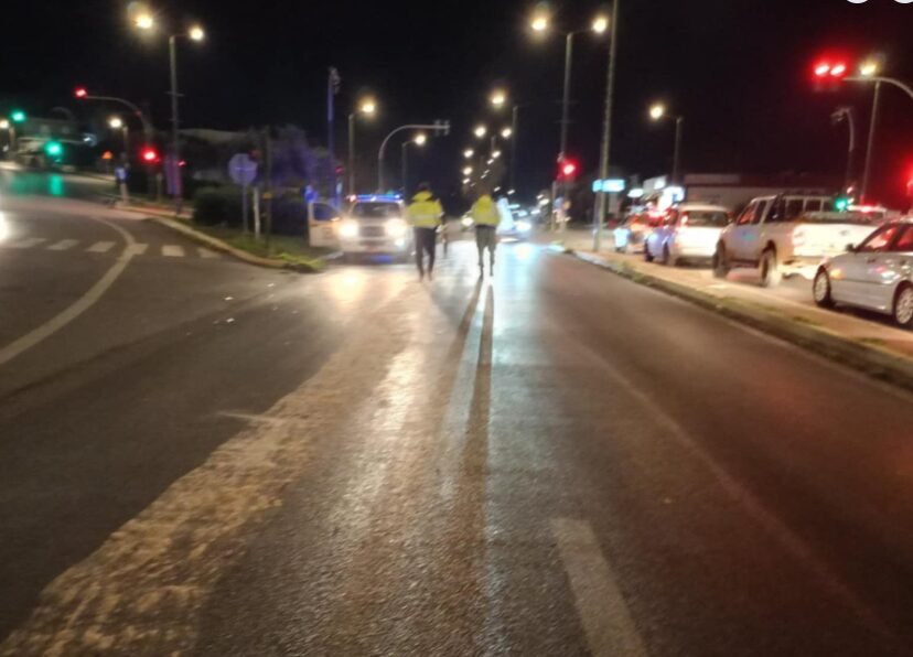 Λάδια στο οδόστρωμα στη Νέα Είσοδο-Αντιμετωπίστηκε το πρόβλημα με πριονίδι από τη Δημοτική Αστυνομία ladia odostroma n