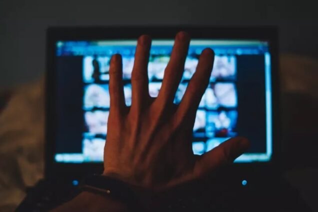 Πάτρα: Βίντεο με σεξουαλική κακοποίηση ανηλίκων και γυμνές φωτογραφίες με τα εγγόνια του είχε ο γιατρός που συνελήφθη anik pornografia 636x424