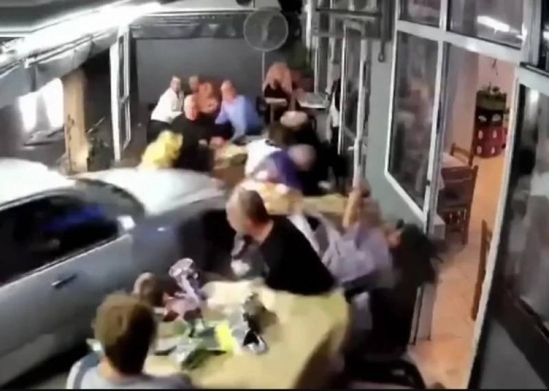 Μεθυσμένος οδηγός «μπούκαρε» με το αυτοκίνητό του σε ταβέρνα στη Θεσσαλονίκη - Τρεις τραυματίες (Βίντεο) 7c681c94198b2333ece7e37bbb9963a3 l