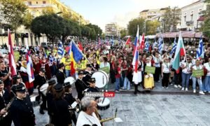 Η Καλαμάτα πλημμύρισε χρώματα και μουσικές στη Μεγάλη Παρέλαση των Χορωδιών!