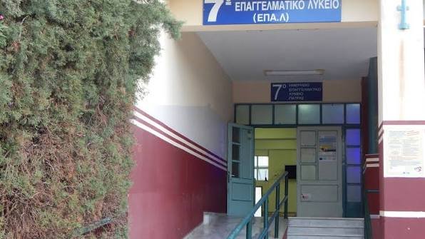 Πάτρα: Μαθητές του 7ου ΕΠΑΛ κάνουν μάθημα με φακούς κινητών – Χωρίς φωτισμό το εργαστήριο εδώ και 7 μήνες images 2 1